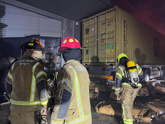 اندلاع حريق كبير في مخزن للادوات الكهربائية في الطيرة و11 طاقم يعمل على اخماده